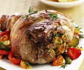 Lammkeule mit Füllung dazu Paprika und Bratkartoffeln