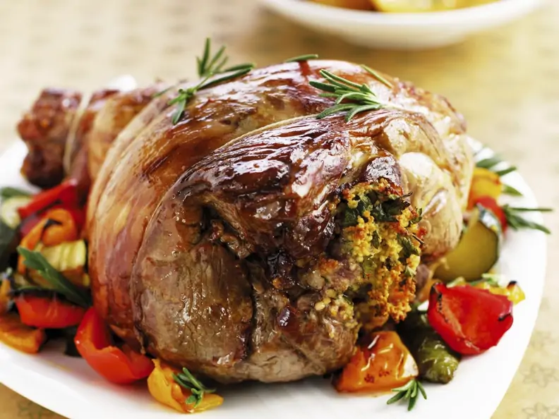 Lammkeule mit Füllung dazu Paprika und Bratkartoffeln
