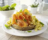 Lachsbagel mit Rührei