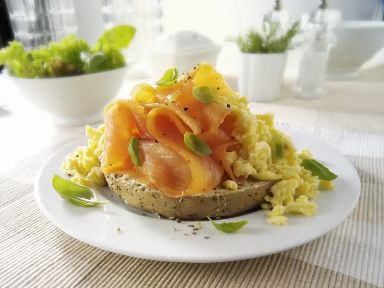 Lachsbagel mit Rührei