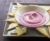 Hummus mit roter Bete dazu Nachos