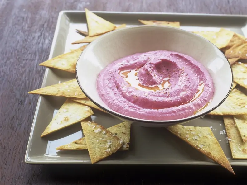 Hummus mit roter Bete dazu Nachos