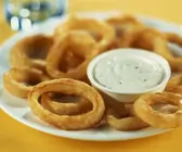 Zwiebelringe in Backteigmantel mit Dip