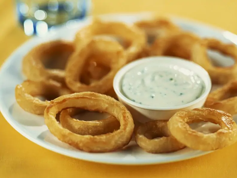 Zwiebelringe in Backteigmantel mit Dip
