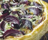 Blätterteigkuchen mit Oliven und Zwiebeln