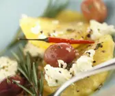 Pikanter Zitrusalat mit Ricotta und Oliven