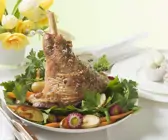 Lammhaxe mit Petersilie, Kartoffeln und Karotten