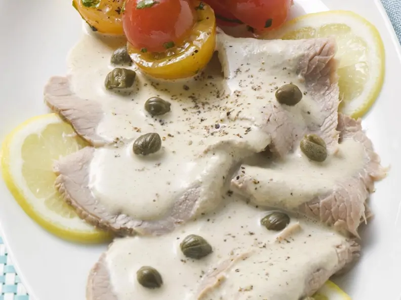 Kalbsfleisch mit Thunfisch-Kapern-Soße (Vitello tonnato)
