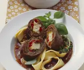 Geschmorte Rinderrouladen mit Feta und Paprika