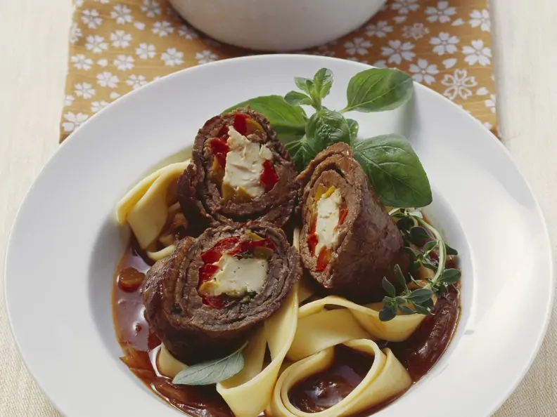 Geschmorte Rinderrouladen mit Feta und Paprika