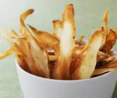goldgelbe Pastinaken-Chips in weißer Schale