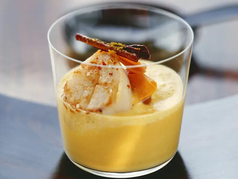 Kürbissuppe mit Jakobsmuschel