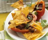 Paprika mit Kidneybohnen-Füllung dazu Maischips