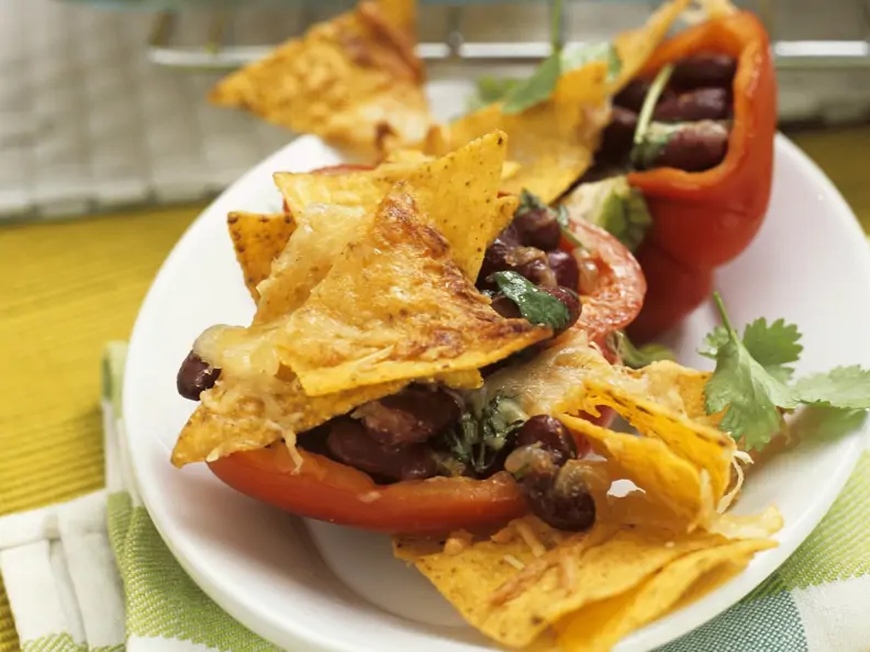 Paprika mit Kidneybohnen-Füllung dazu Maischips