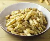 Pasta mit Nuss-Tomaten-Pesto