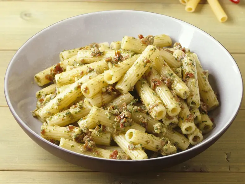 Pasta mit Nuss-Tomaten-Pesto