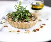 Olivenküchlein mit Rucola