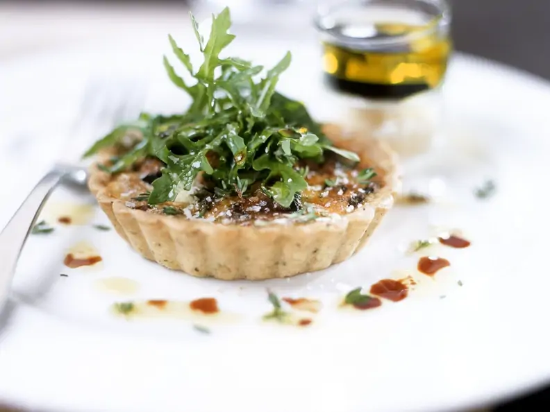 Olivenküchlein mit Rucola