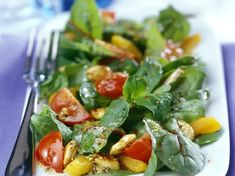 Geflügelsalat mit Rote-Bete-Blättern