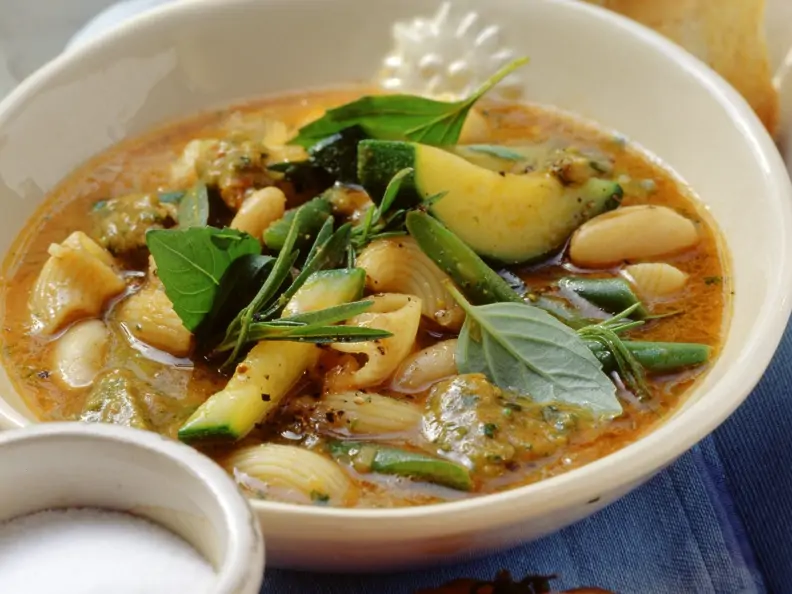 Mediterrane Gemüsesuppe mit Nudeln