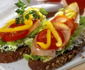 Brot mit Käsecreme, Gemüse und Putenaufschnitt