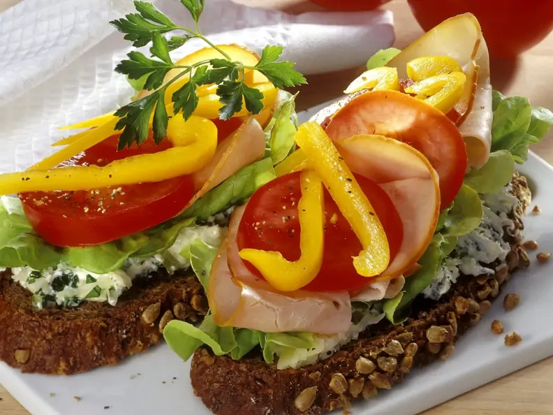 Brot mit Käsecreme, Gemüse und Putenaufschnitt