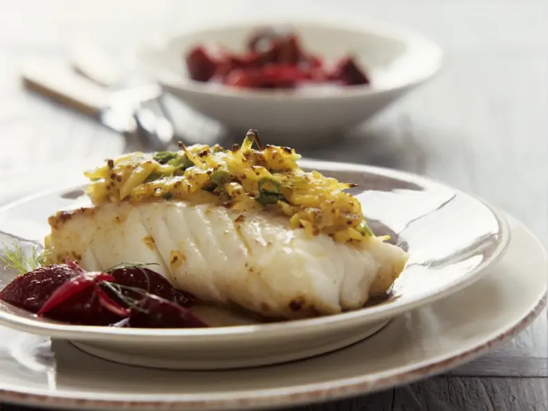 Fischfilet mit Senf-Kartoffel-Haube und Rote-Bete-Gemüse