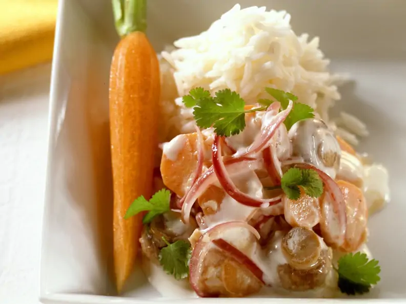 Pilzcurry mit Karotten und Zwiebeln dazu Reis