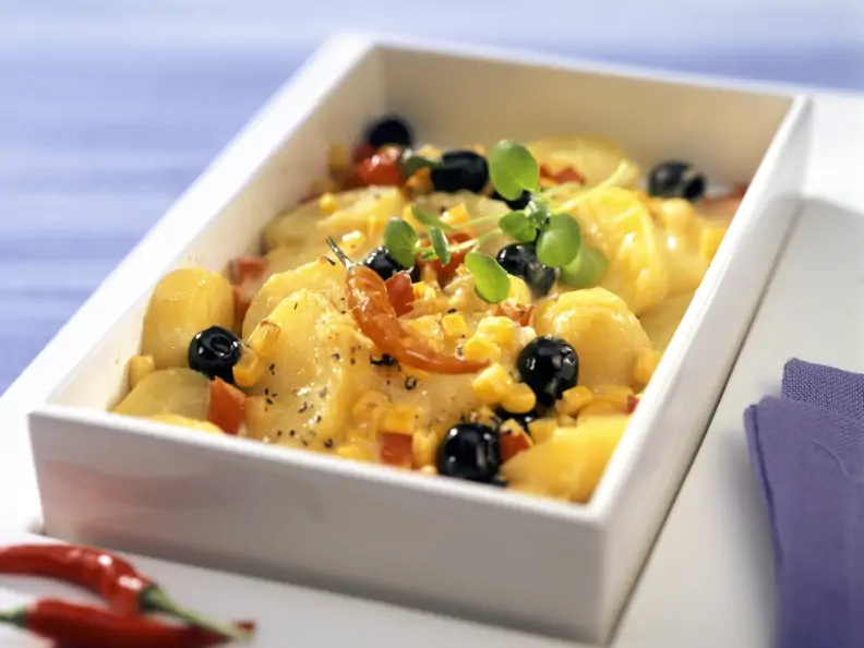 Kartoffelgratin mit Mais, Oliven und Chili