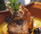 Lammhaxe in Currysoße mit Pflaumen und Aprikosen