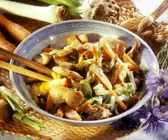 Asia-Hähnchenpfanne mit Karotten, Lauch und Sellerie