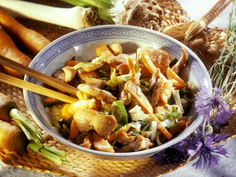 Asia-Hähnchenpfanne mit Karotten, Lauch und Sellerie