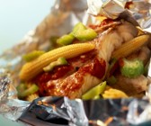 Red Snapper mit Gemüse in der Folie, auf mexikanische Art