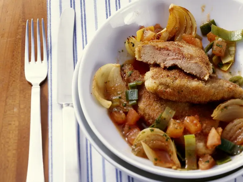 Leber in Panade mit Zwiebel-Porree-Gemüse