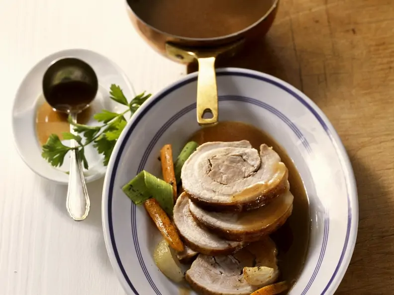 Rollbraten vom Schwein mit Bratensoße