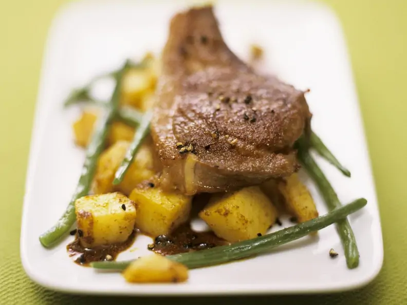 Lammchops mit Currykartoffeln und grünen Bohnen