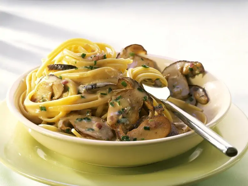 Nudeln mit Pilz-Sahne-Soße