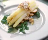 Perlhuhnbrust mit weißem Spargel und Nusssoße