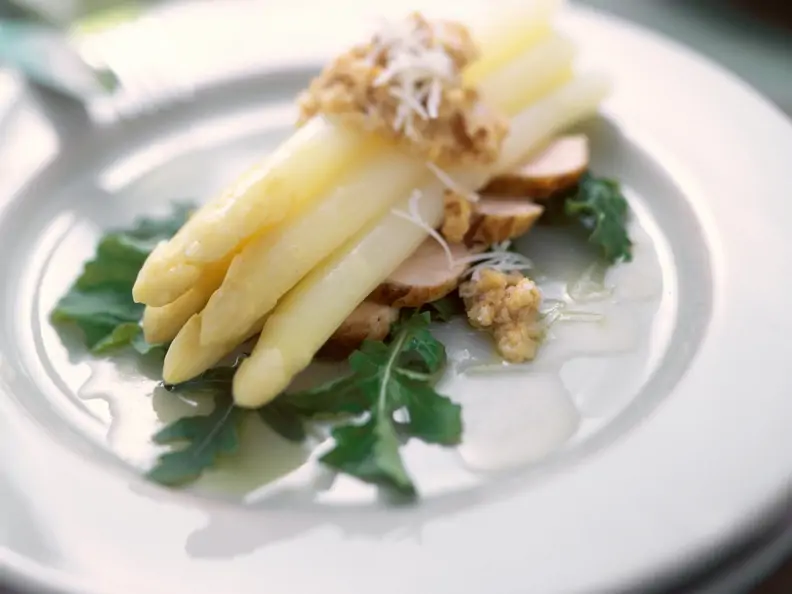 Perlhuhnbrust mit weißem Spargel und Nusssoße