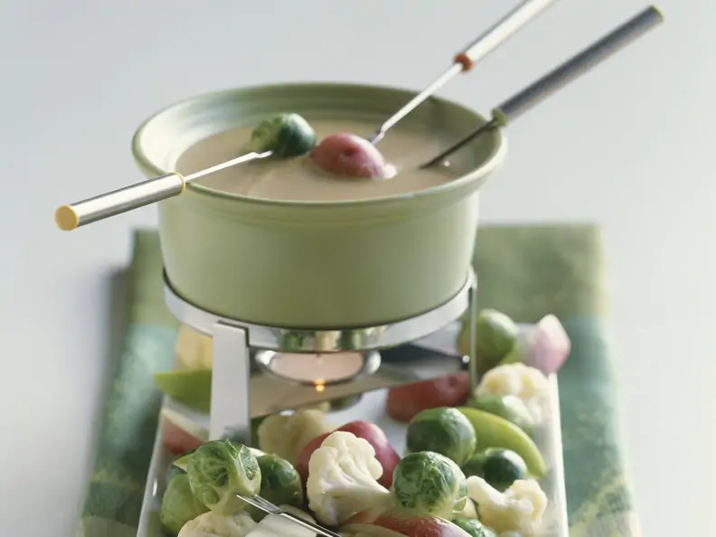 Käsefondue mit Obst und Gemüse