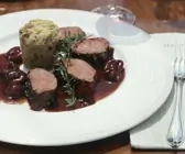 Rehbraten mit Pilz-Semmelknödel und Kirschsoße
