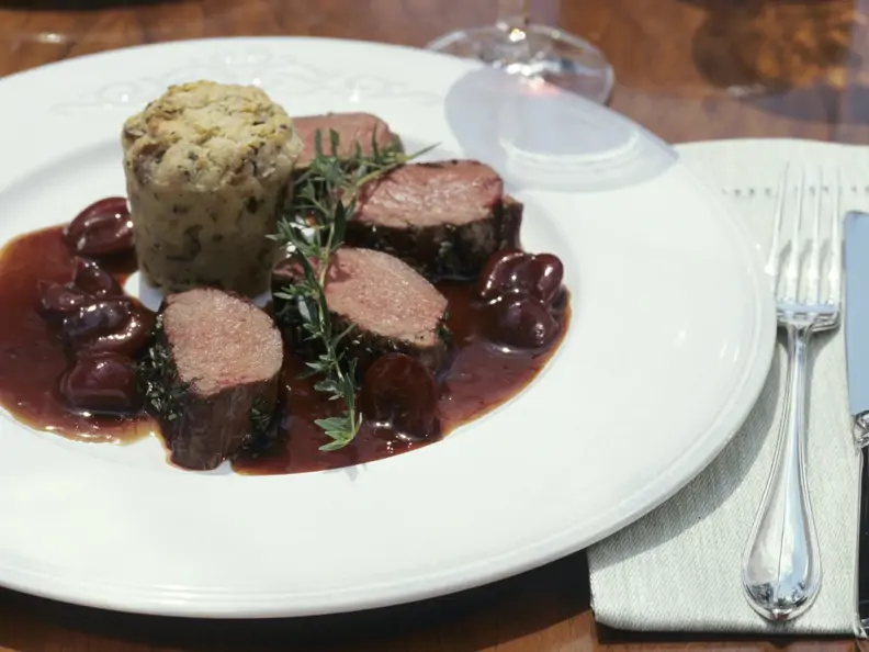 Rehbraten mit Pilz-Semmelknödel und Kirschsoße