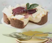 Käsekuchen mit Rotwein-Birnen und Schokoladenboden