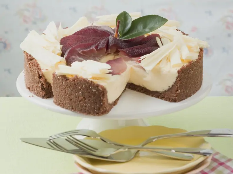 Käsekuchen mit Rotwein-Birnen und Schokoladenboden