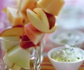 Obstspieße mit cremigem Pistaziendip