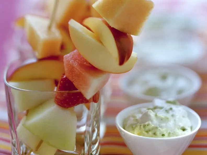 Obstspieße mit cremigem Pistaziendip
