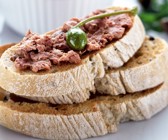 Röstbrote mit Paté und Kapernapfel