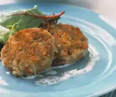 Krabbenküchlein mit kleinem Salat