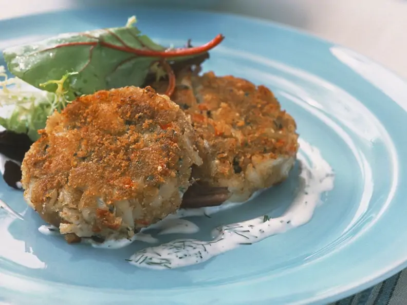 Krabbenküchlein mit kleinem Salat