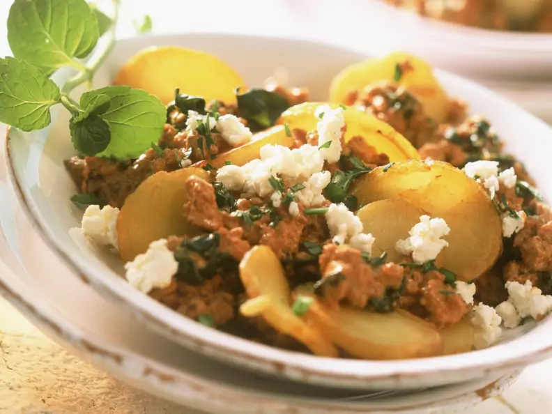 Bratkartoffelpfanne mit Hackfleisch und Feta